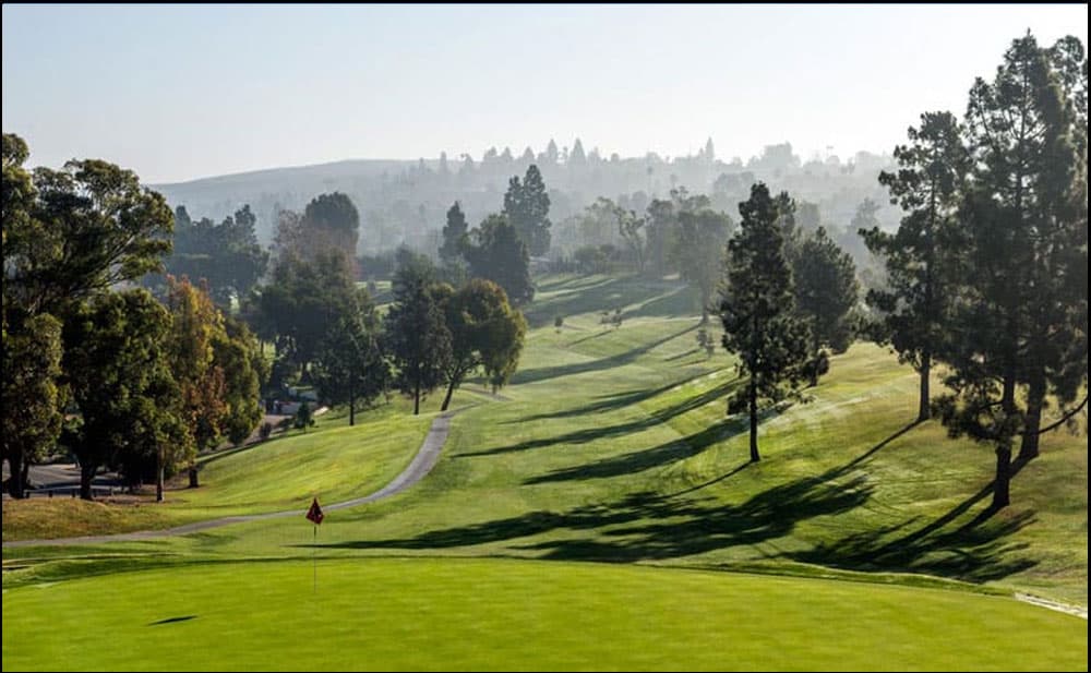 MPTF_HBH-2021_Moor-park_004 A green golf course in a mountainous area.