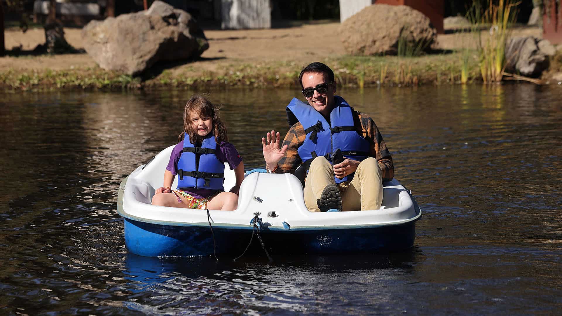 MPTF_HBH 2021_Moor park_003 A man shows a trick using a deck of playing cards to a boy
